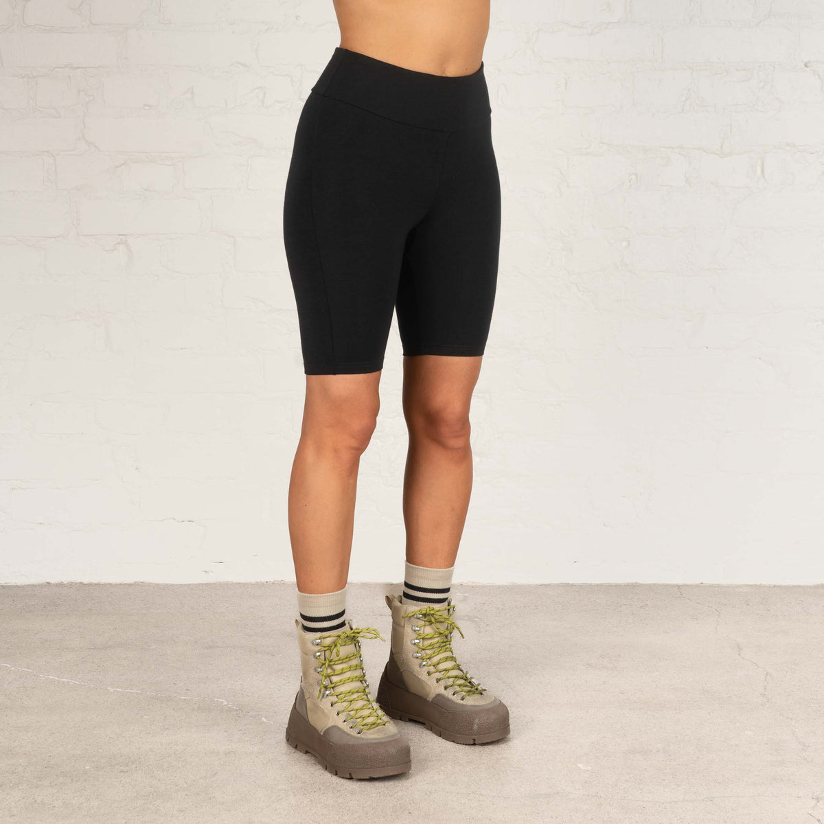 North Outdoor Zoe merino biker-shortsit W värissä musta, mulesing-vapaa merinovilla. Suunniteltu Suomessa. - Malli on 174 cm ja käyttää kokoa S
