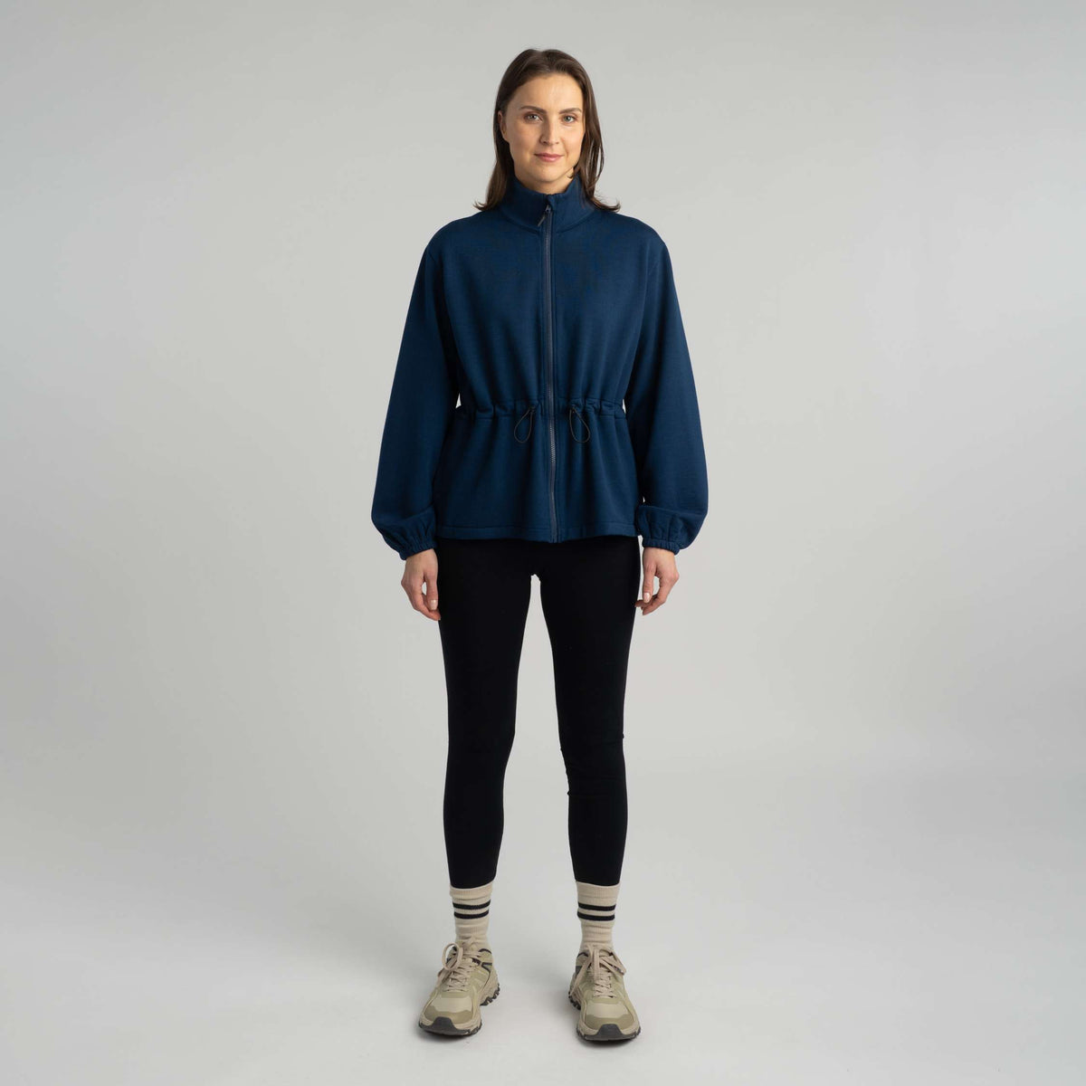 North Outdoor Ivanna naisten merinofleecetakki värissä tumma mustikka, mulesing-vapaa merinovilla. Suunniteltu Suomessa. - Malli on 175 cm ja käyttää kokoa S