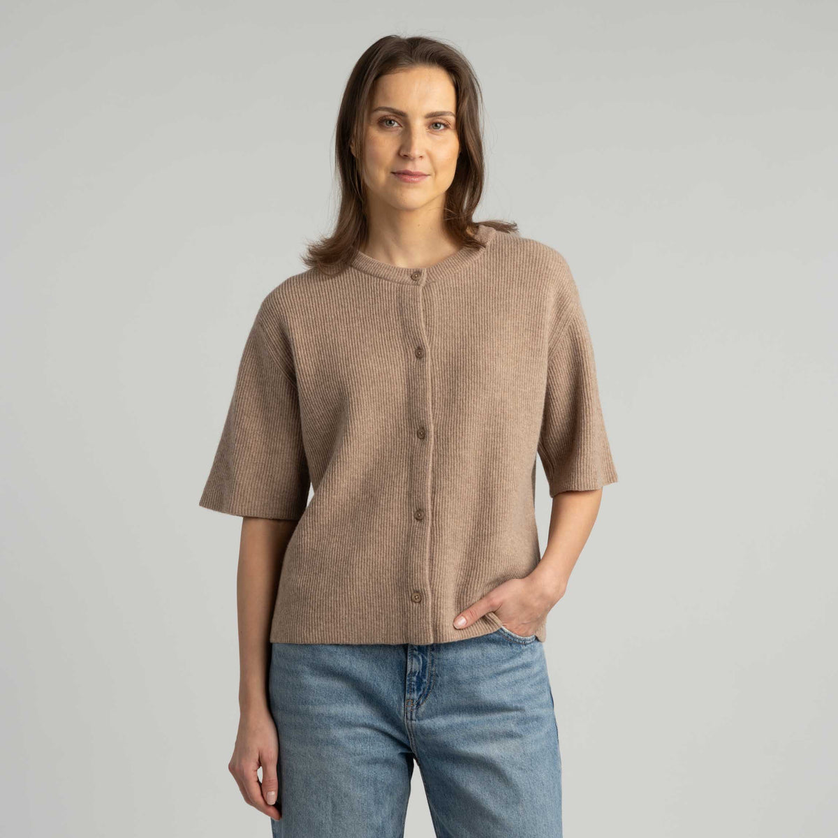 North Outdoor Sointu naisten neuletakki värissä latte, mulesing-vapaa merinovilla. Suunniteltu Suomessa. - Malli on 175 cm ja käyttää kokoa S