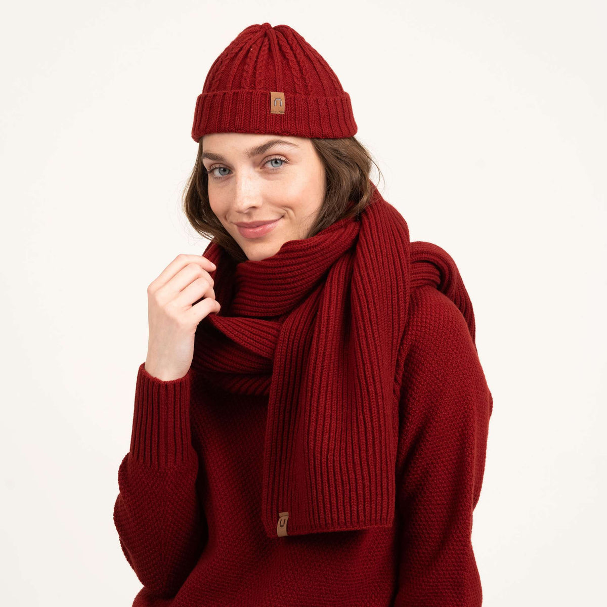 North Outdoor Pyry merino kaulaliina värissä chili, mulesing-vapaa merinovilla. Valmistettu Suomessa. -