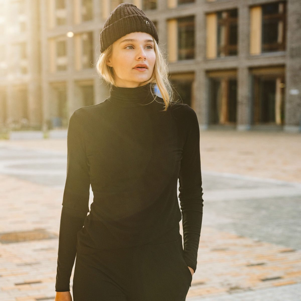 North Outdoor Alina merino poolopusero W värissä musta, mulesing-vapaa merinovilla. Suunniteltu Suomessa. -