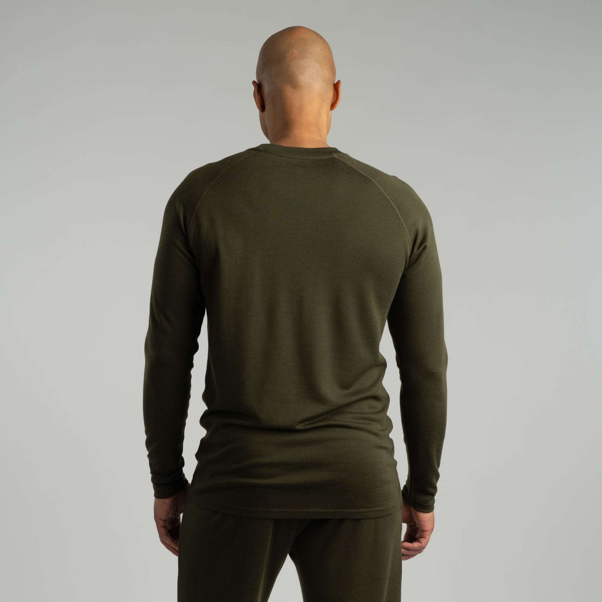North Outdoor Sensitive 225 merino-underställströja för herr i mörk oliv, mulesing-fri merinoull. Designad i Finland. - Modellen är 187 cm och bär storlek XL