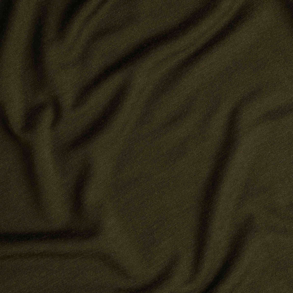 North Outdoor Sensitive 225 merino-underställströja för herr i mörk oliv, mulesing-fri merinoull. Designad i Finland. - 