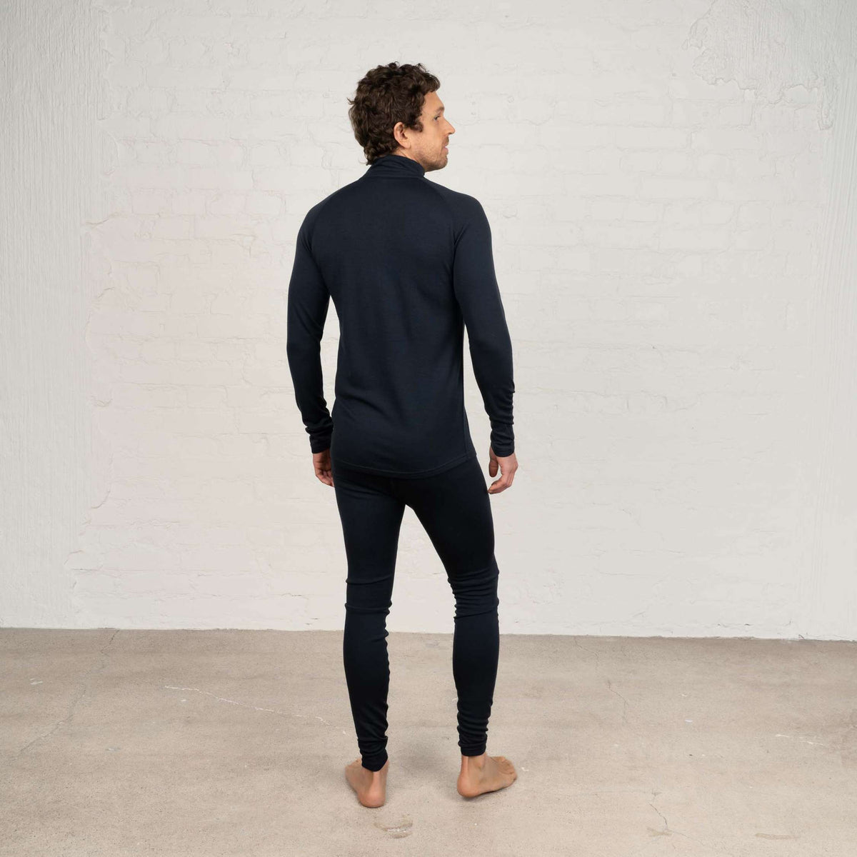 North Outdoor Sensitive 225 da uomo maglia intima in merino con zip e collo alto nel colore blu indaco, mulesing-free Lana merino. Progettata in Finlandia. Perfetta per un abbigliamento tecnico a strati. - Il modello è alto 191 cm e indossa la taglia L