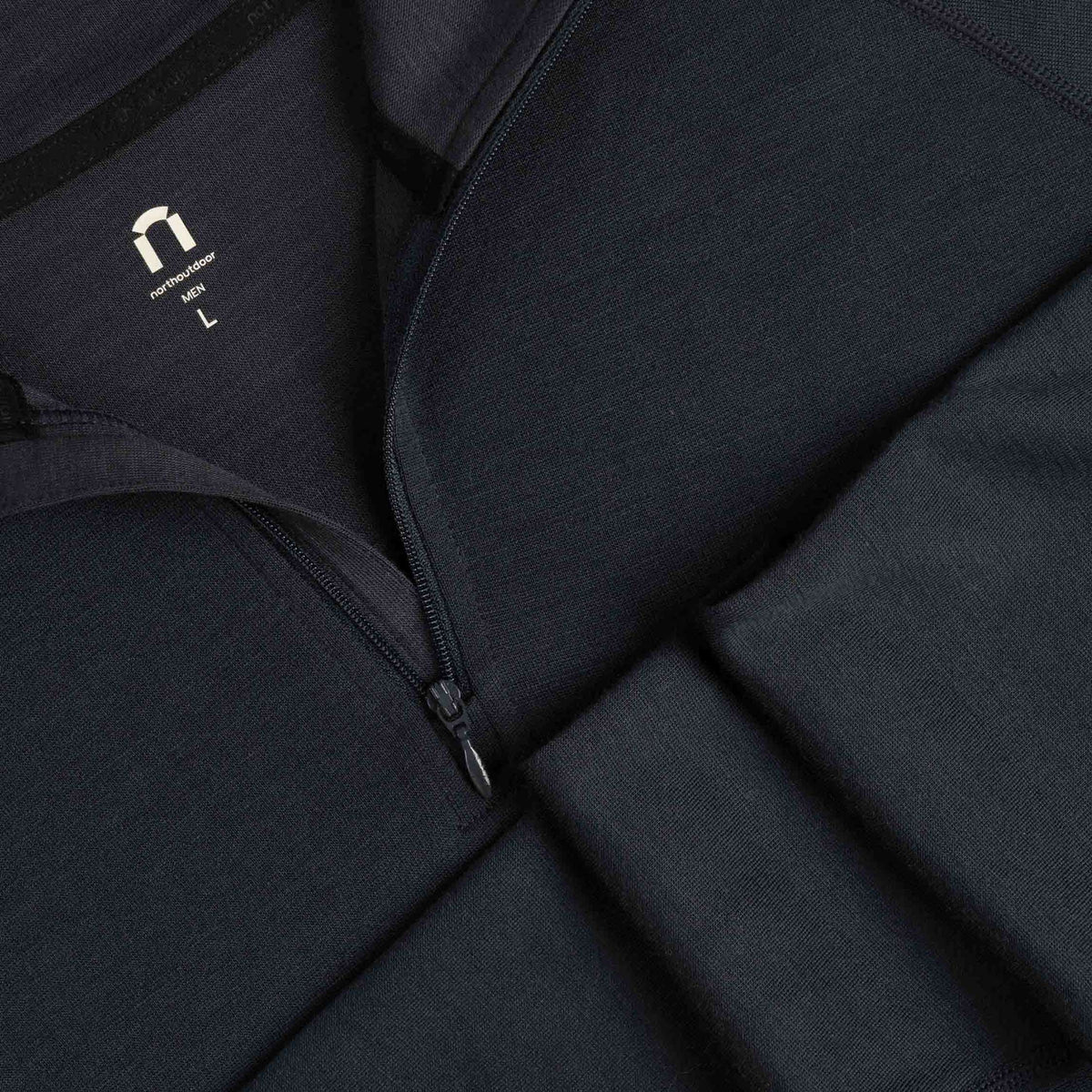 North Outdoor Sensitive 225 da uomo maglia intima in merino con zip e collo alto nel colore blu indaco, mulesing-free Lana merino. Progettata in Finlandia. Perfetta per un abbigliamento tecnico a strati. - 