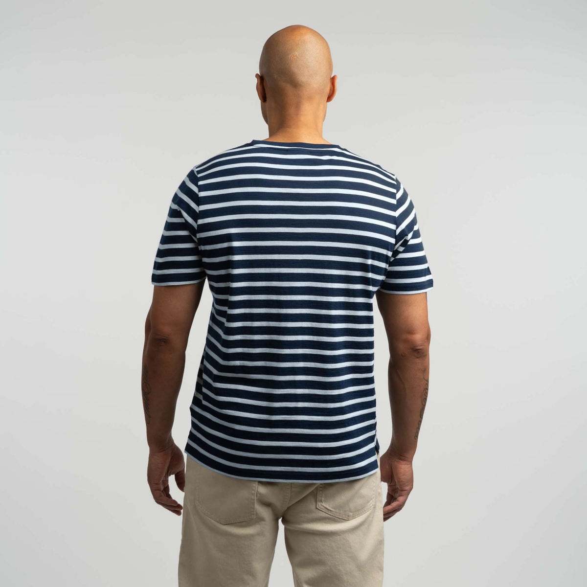 North Outdoor Liam men's merino t-shirt in dark blueberry mulesing-free merino wool. Designed in Finland. - Model is 187 cm and wears size L