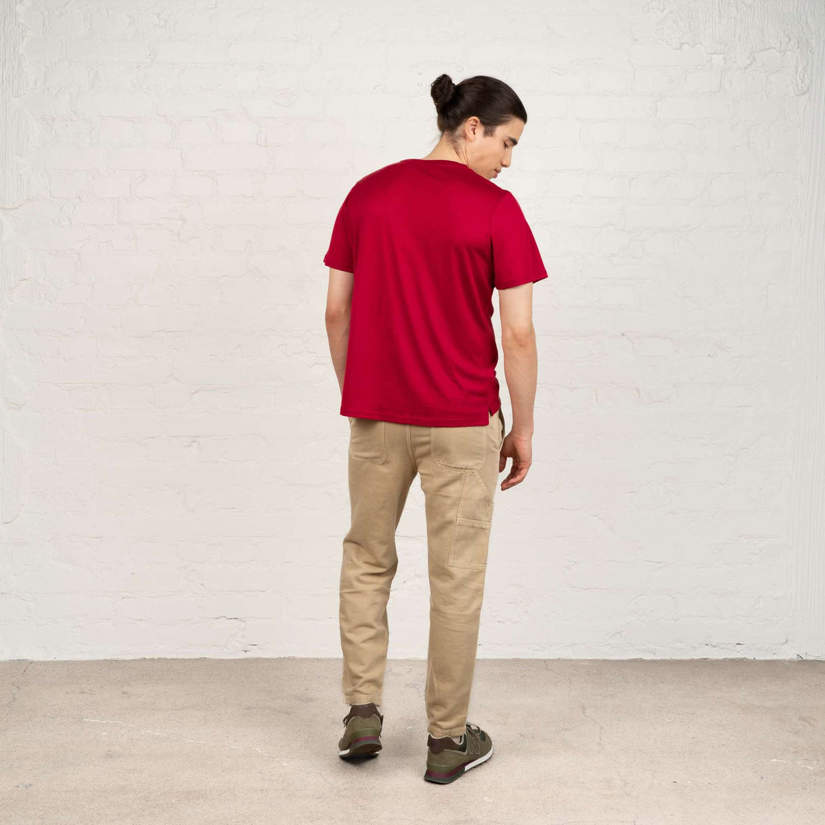 North Outdoor Liam merino T-shirt in size M in carmine red, mulesing-vrij merinowol. Ontworpen in Finland. - Het model is 185 cm en draagt maat L