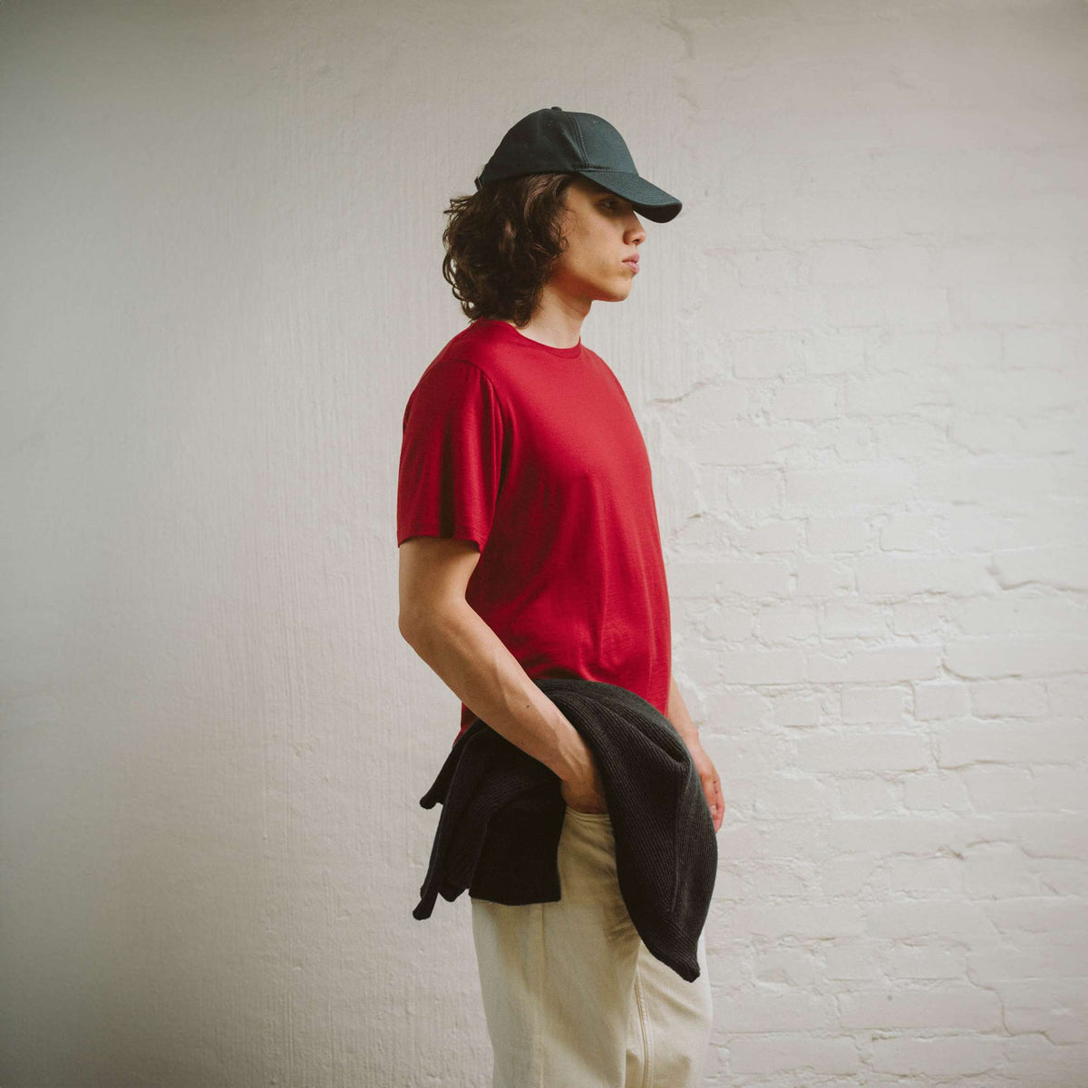 North Outdoor Liam merino T-shirt in size M in carmine red, mulesing-vrij merinowol. Ontworpen in Finland. - Het model is 185 cm en draagt maat L