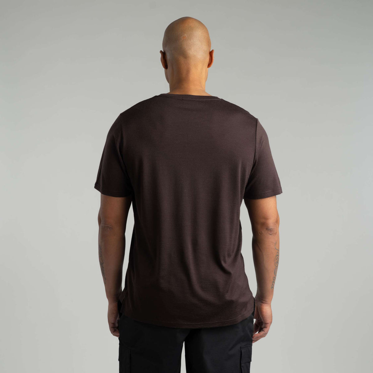 North Outdoor Liam miesten merino T-paita värissä suklaa, mulesing-vapaa merinovilla. Suunniteltu Suomessa. - Malli on 187 cm ja käyttää kokoa XL