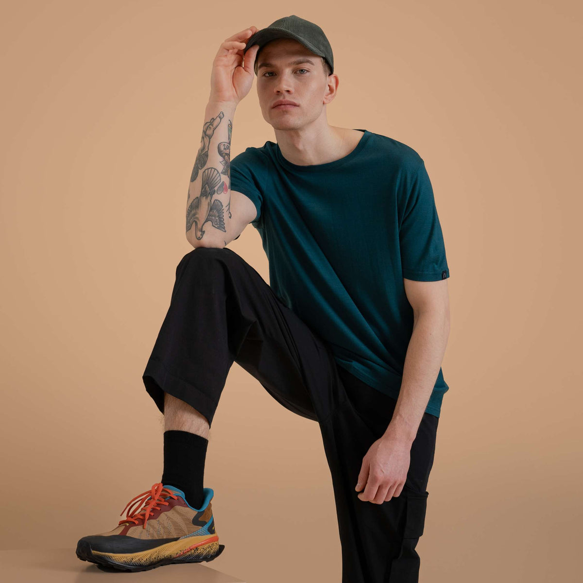 North Outdoor Liam merino T-paita M värissä sinivihreä, mulesing-vapaa merinovilla. Suunniteltu Suomessa. - Malli on 186 cm ja käyttää kokoa M