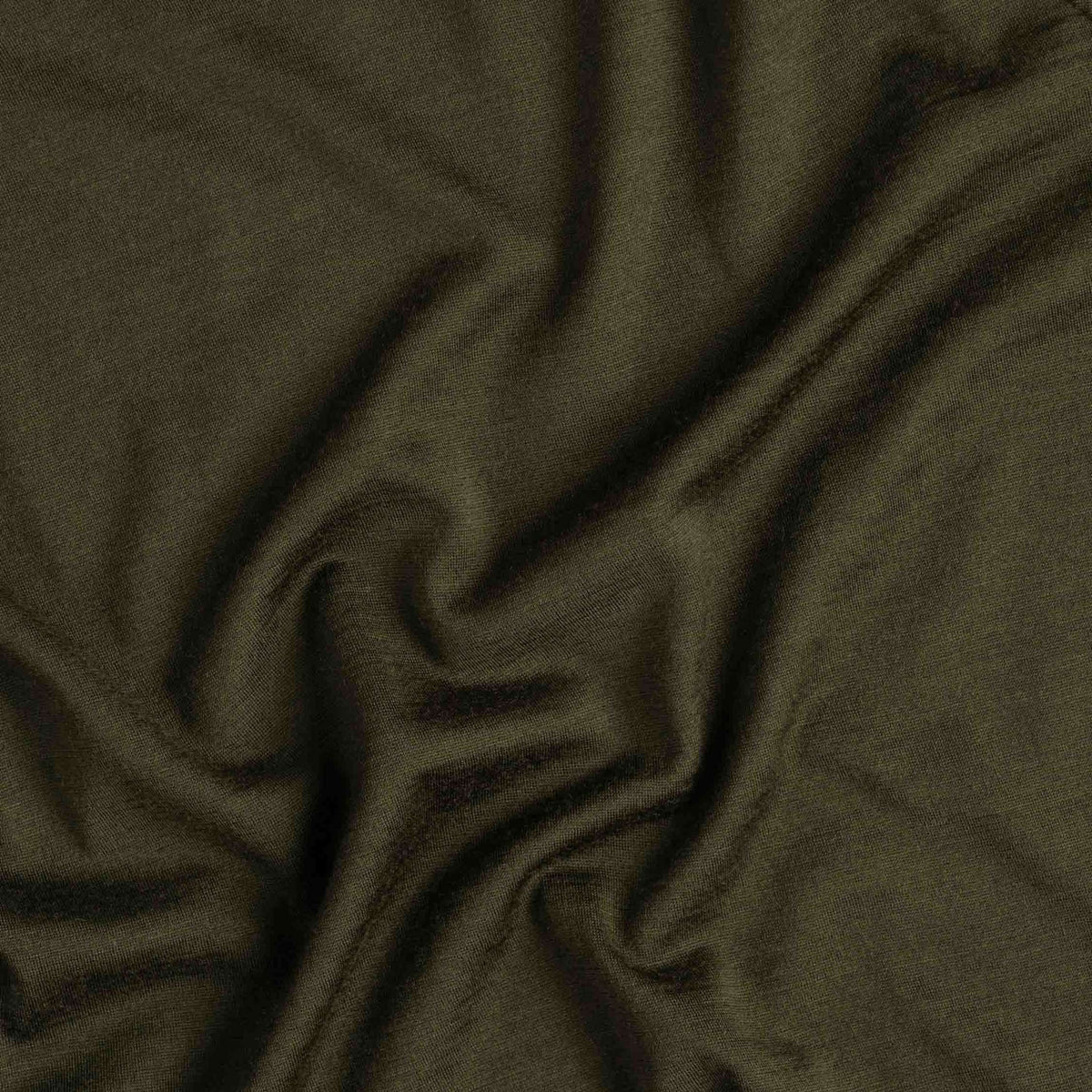 North Outdoor Liam miesten merino T-paita värissä tumma oliivi, mulesing-vapaa merinovilla. Suunniteltu Suomessa. - 