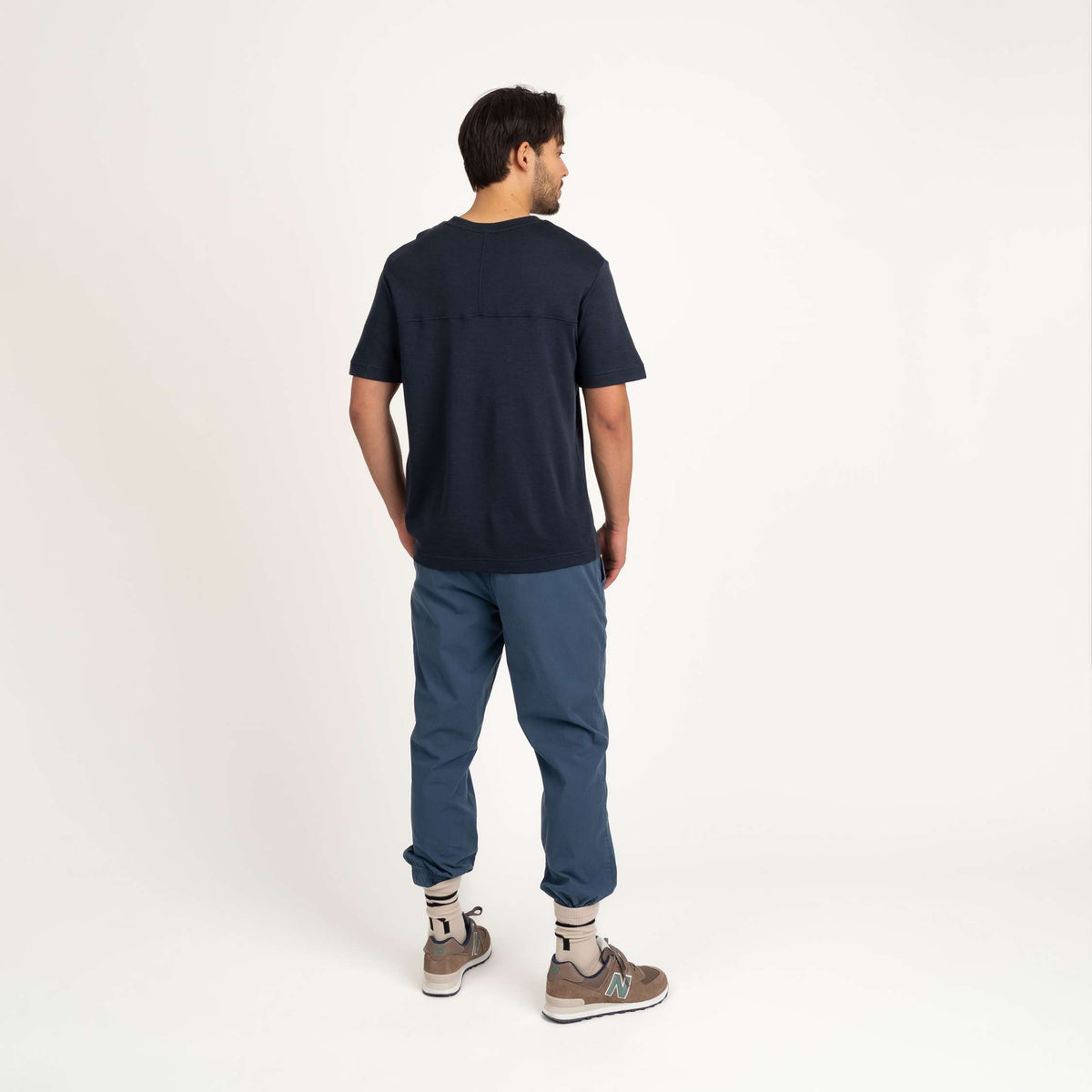 Modellen är 187 cm lång och bär storlek L