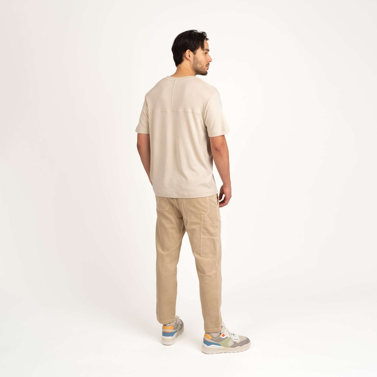 Modellen är 187 cm lång och bär storlek L