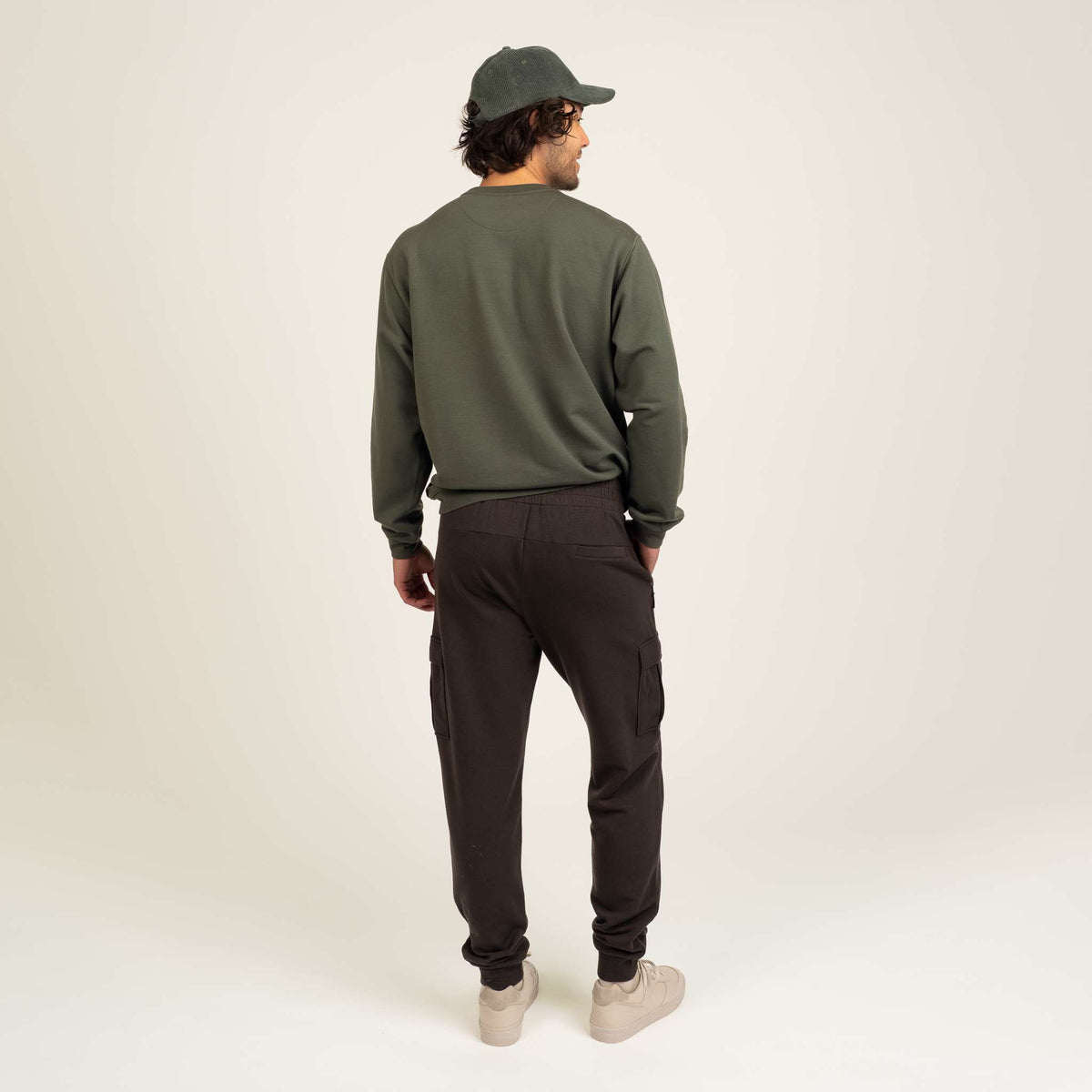North Outdoor Hugo merinofleece-trui M in de kleur brandnetel, mulesing-vrij merinowol. Ontworpen in Finland. - Het model is 187 cm lang en draagt maat L