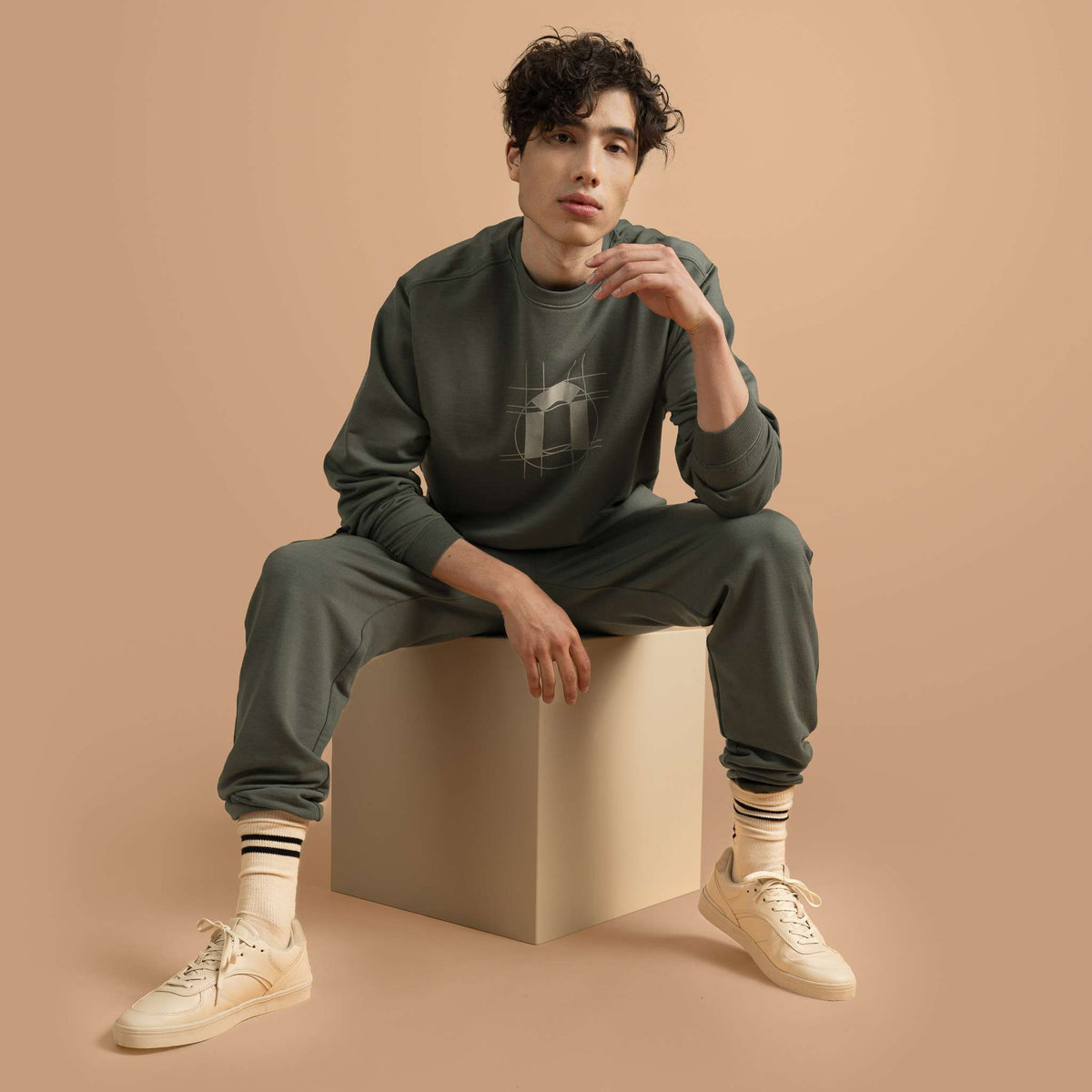 North Outdoor Hugo merinofleece-trui M in de kleur brandnetel, mulesing-vrij merinowol. Ontworpen in Finland. - Het model is 185 cm lang en draagt maat L