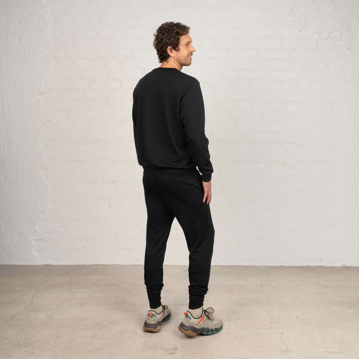 North Outdoor Evan merinopullover för herr i svart mulesing-fri merinoull. Designad i Finland. - Modellen är 191 cm och bär storlek L