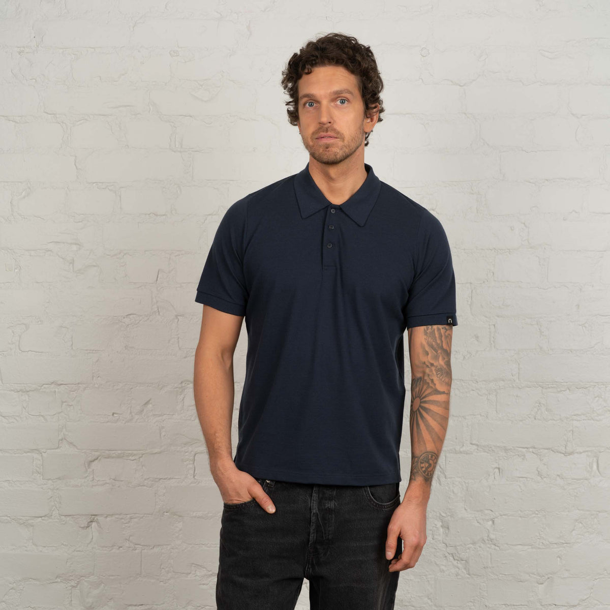 North Outdoor Ezra merinopikeepaita M värissä indigonsininen, mulesing-vapaa merinovilla. Suunniteltu Suomessa. - Malli on 191 cm ja käyttää kokoa L