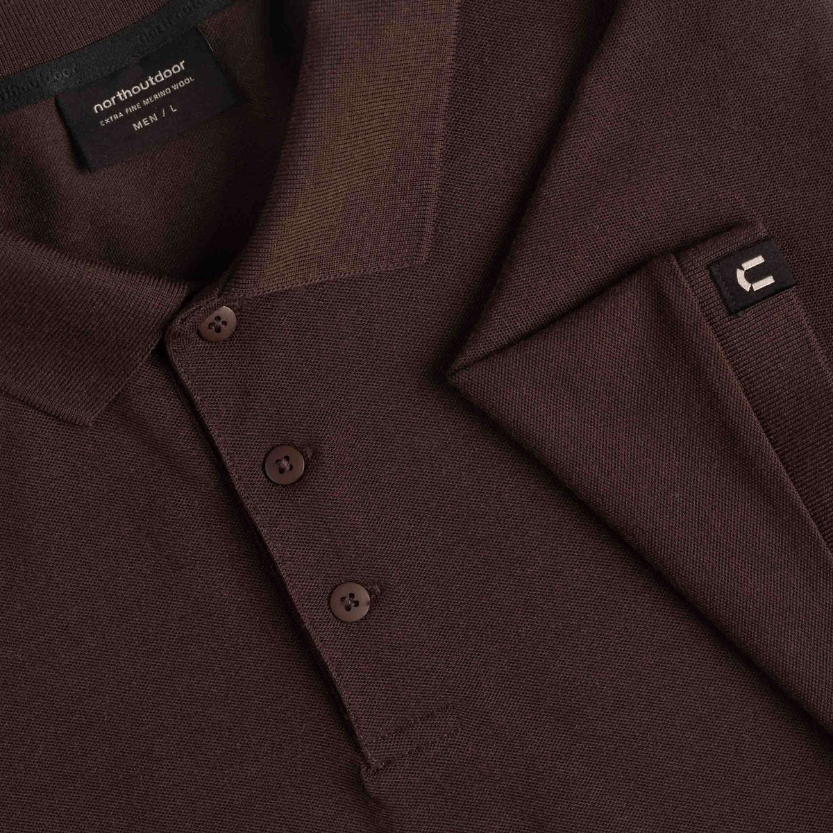 North Outdoor Ezra miesten merinopikeepaita värissä suklaa, mulesing-vapaa merinovilla. Suunniteltu Suomessa. - 