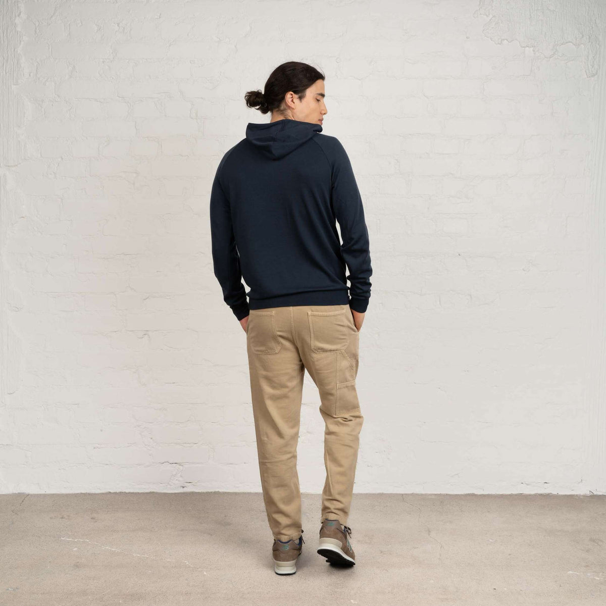 North Outdoor All day 260 Men's merino hoodie in indigo blue, mulesing-free merino wool. Designed in Finland. - The model is 185 cm and wears size L