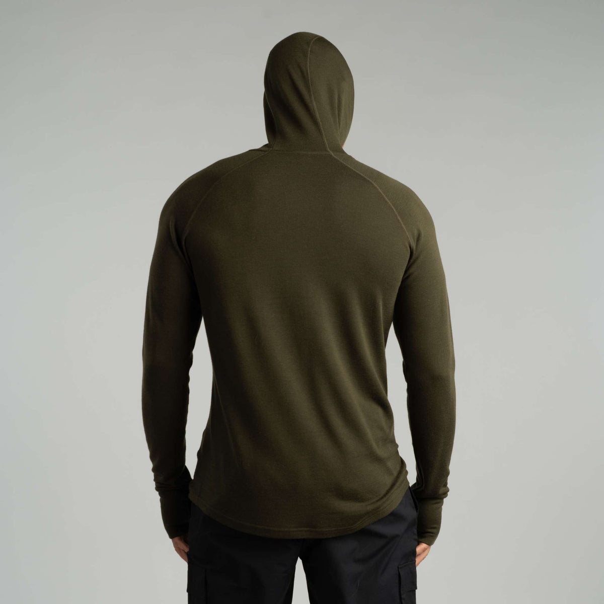 North Outdoor Sensitive 225 Herren-Merino-Baselayer-Hoodie in Dunkeloliv, mulesingfreie Merinowolle. Entworfen in Finnland. - Model ist 187 cm groß und trägt Größe XL