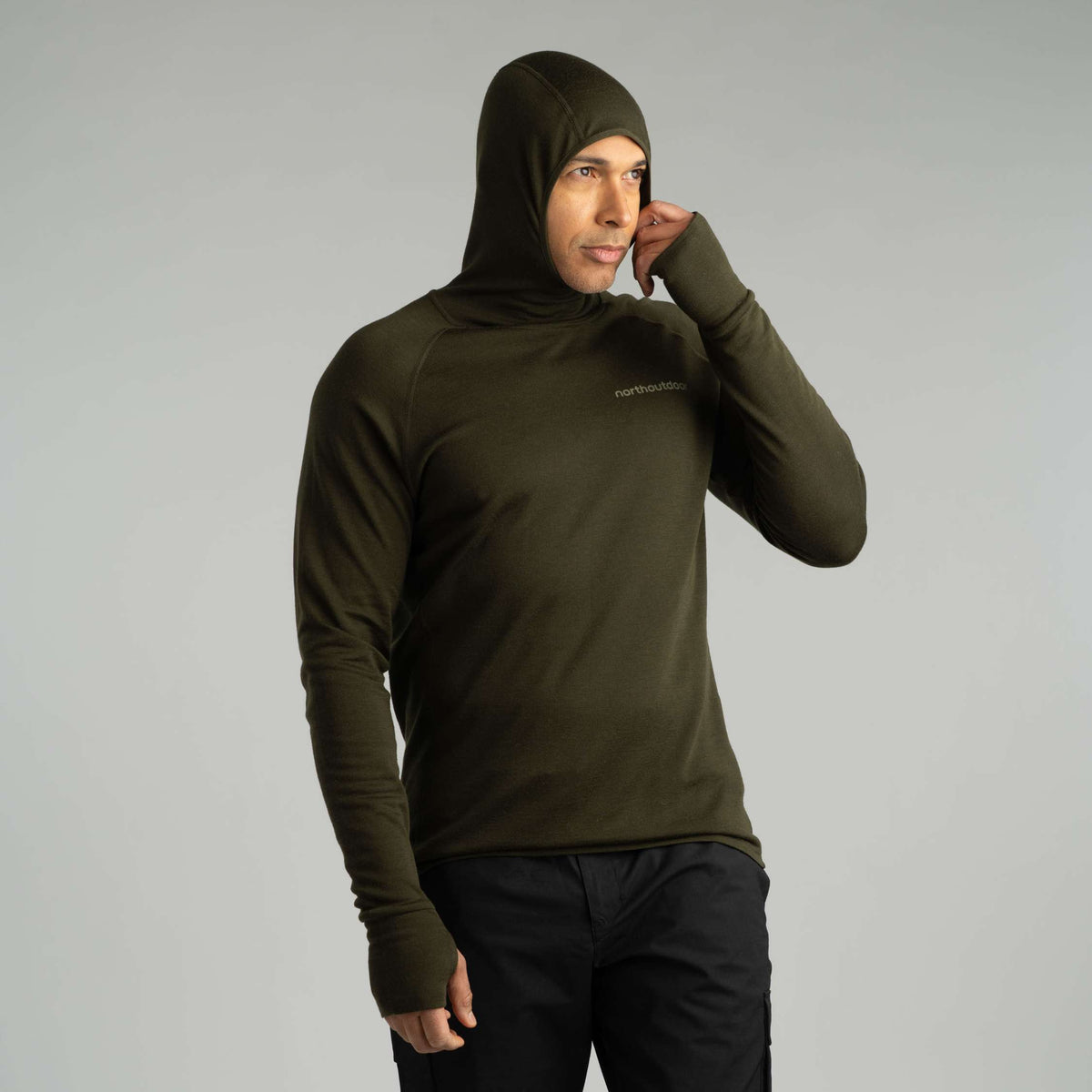 North Outdoor Sensitive 225 Herren-Merino-Baselayer-Hoodie in Dunkeloliv, mulesingfreie Merinowolle. Entworfen in Finnland. - Model ist 187 cm groß und trägt Größe XL