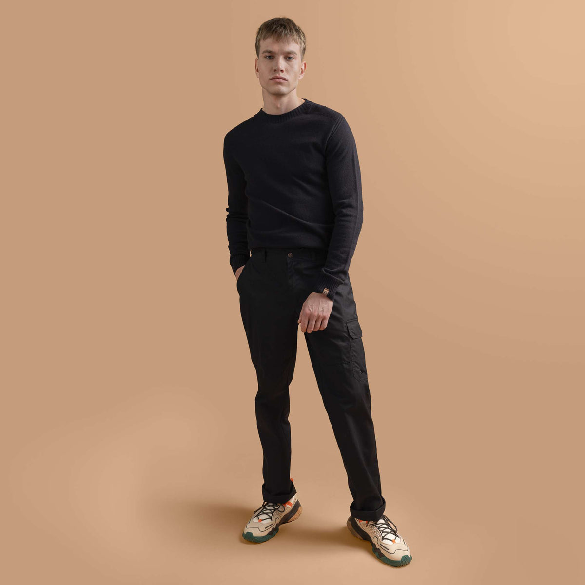 North Outdoor Kuru miesten merinoneulepusero värissä hiilenmusta, mulesing-vapaa merinovilla. Valmistettu Suomessa. - Malli on 186 cm ja käyttää kokoa M