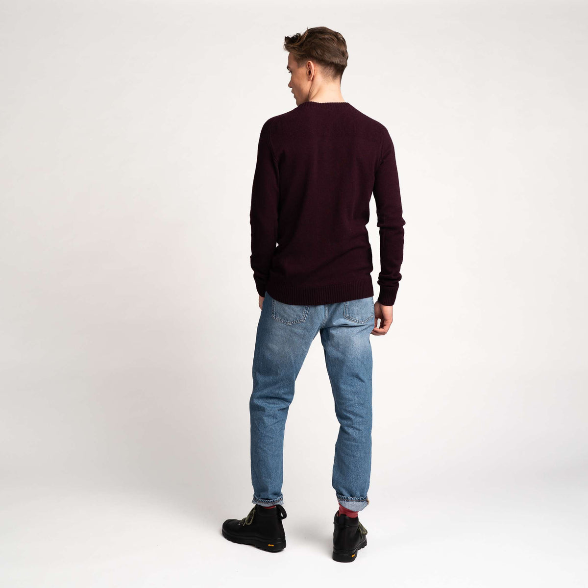 North Outdoor Kuru Heren merinotrui in de kleur zwarte bes, mulesing-vrij merinowol. Gemaakt in Finland. - Het model is 186 cm lang en draagt maat M