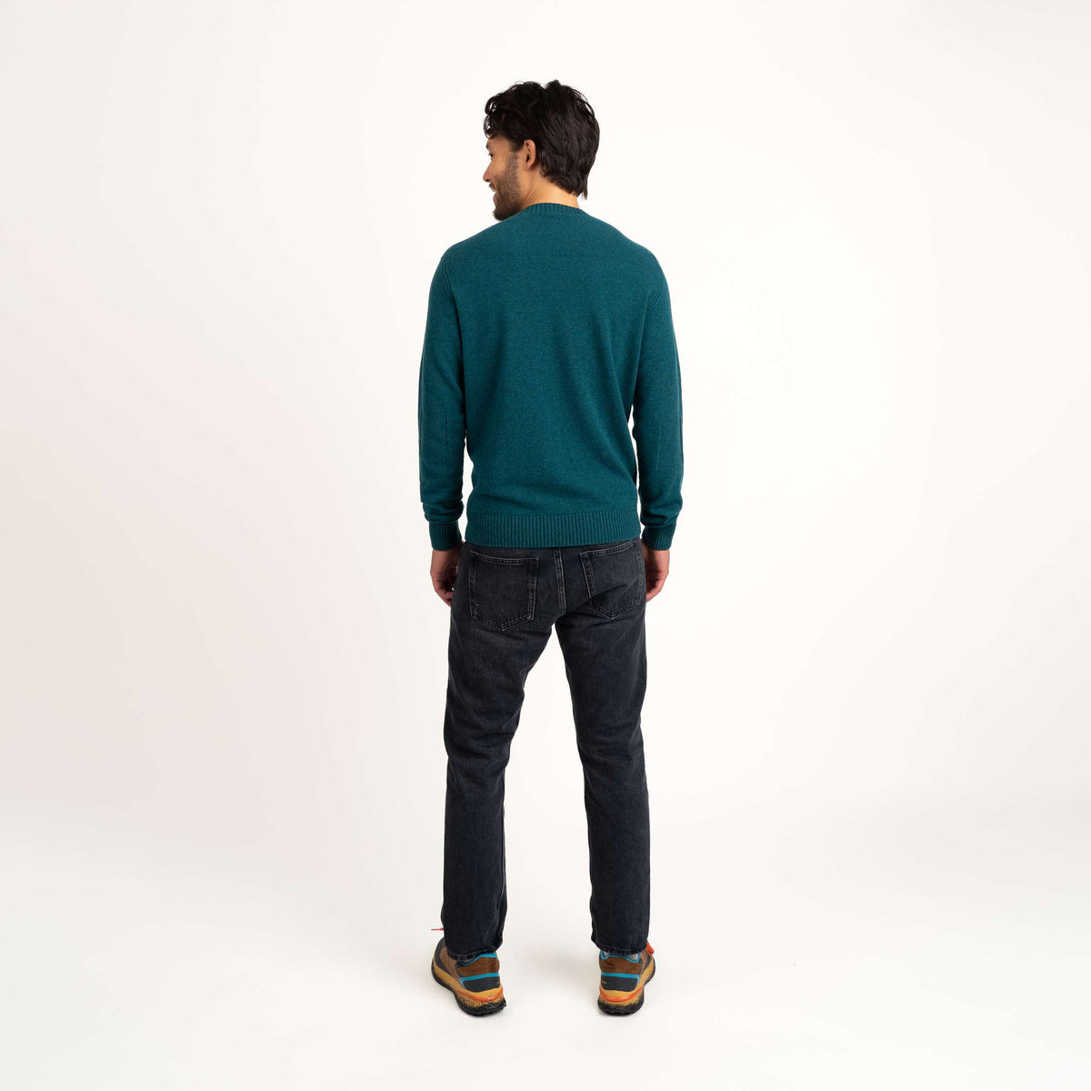 Modellen är 187 cm lång och bär storlek L