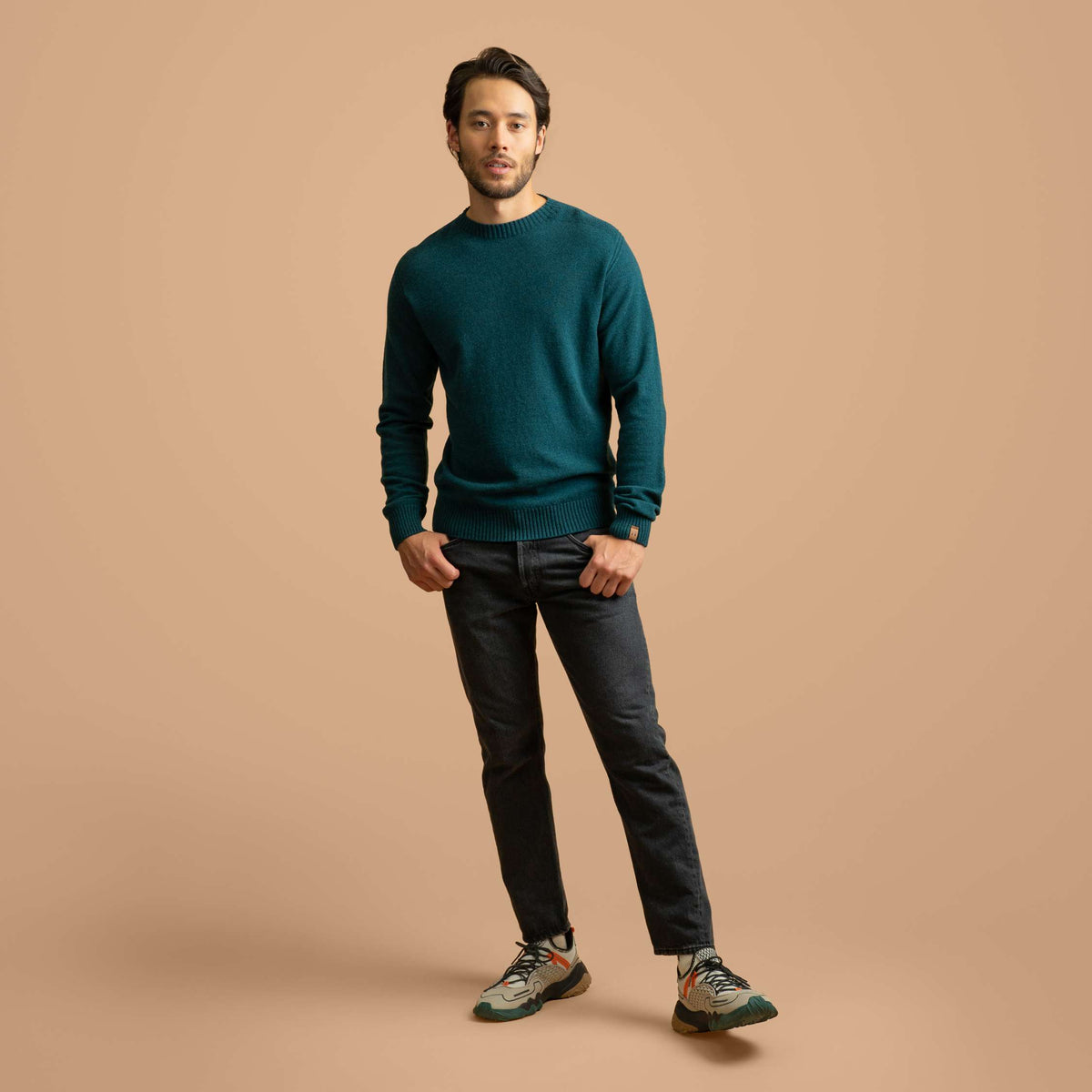 Modellen är 187 cm lång och bär storlek L