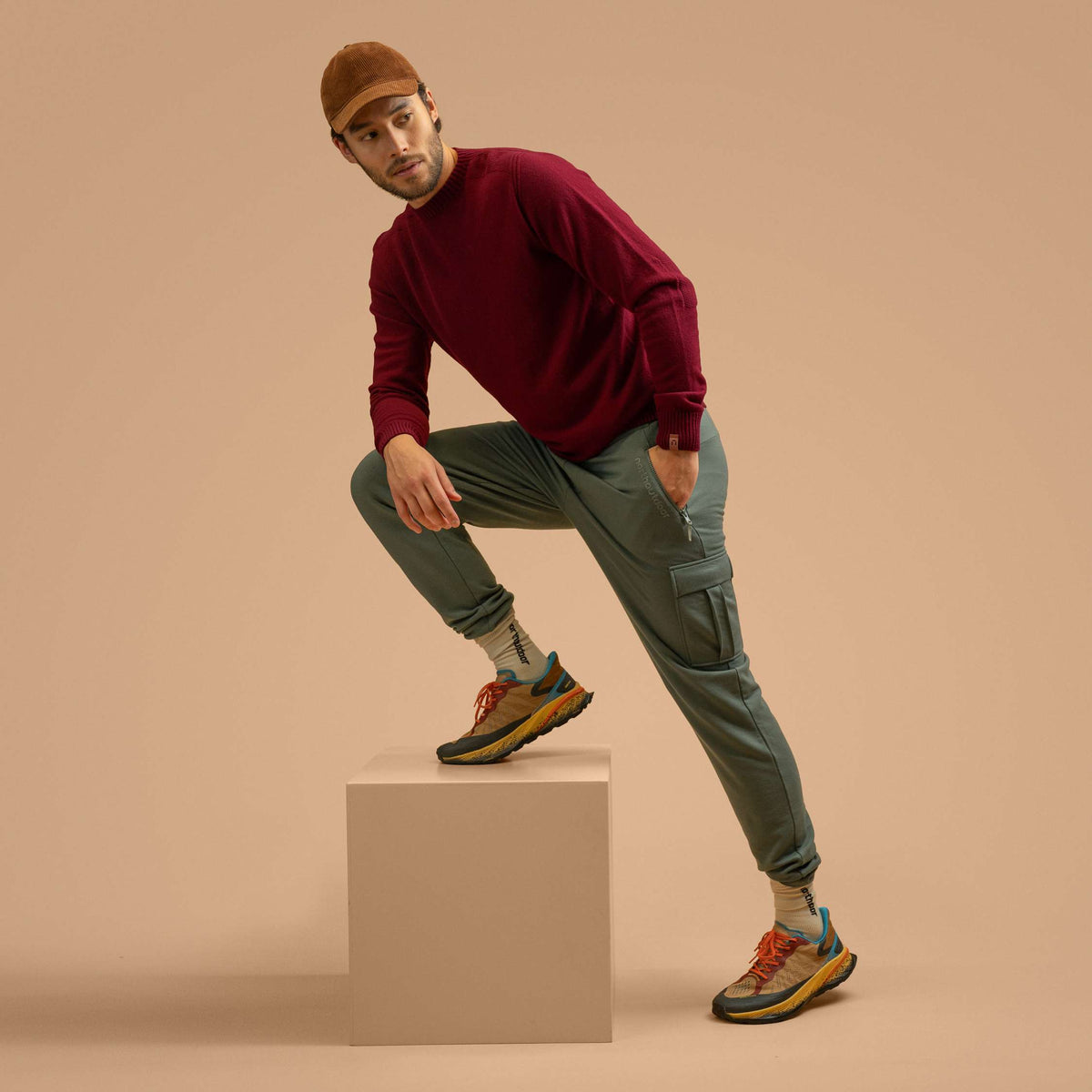 North Outdoor Maglione in maglia di merino Kuru da uomo nel colore mirtillo rosso, mulesing-free Lana merino. Prodotto in Finlandia. - Il modello è alto 187 cm e indossa la taglia L