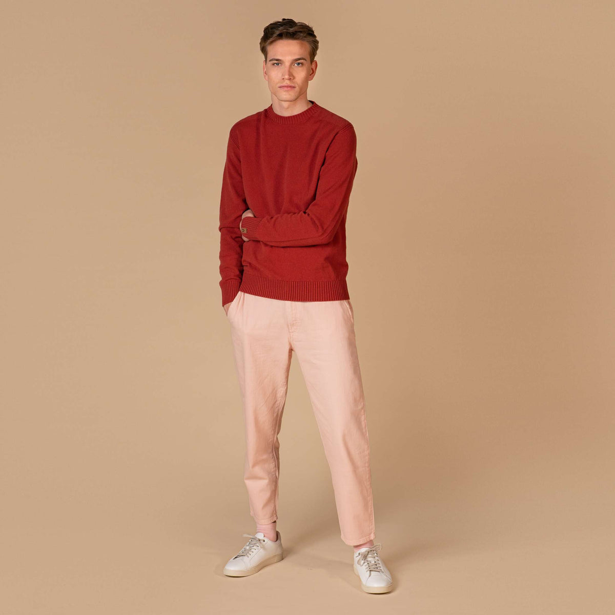 North Outdoor Kuru miesten merinoneulepusero värissä terrakotta, mulesing-vapaa merinovilla. Valmistettu Suomessa. - Malli on 186 cm ja käyttää kokoa M