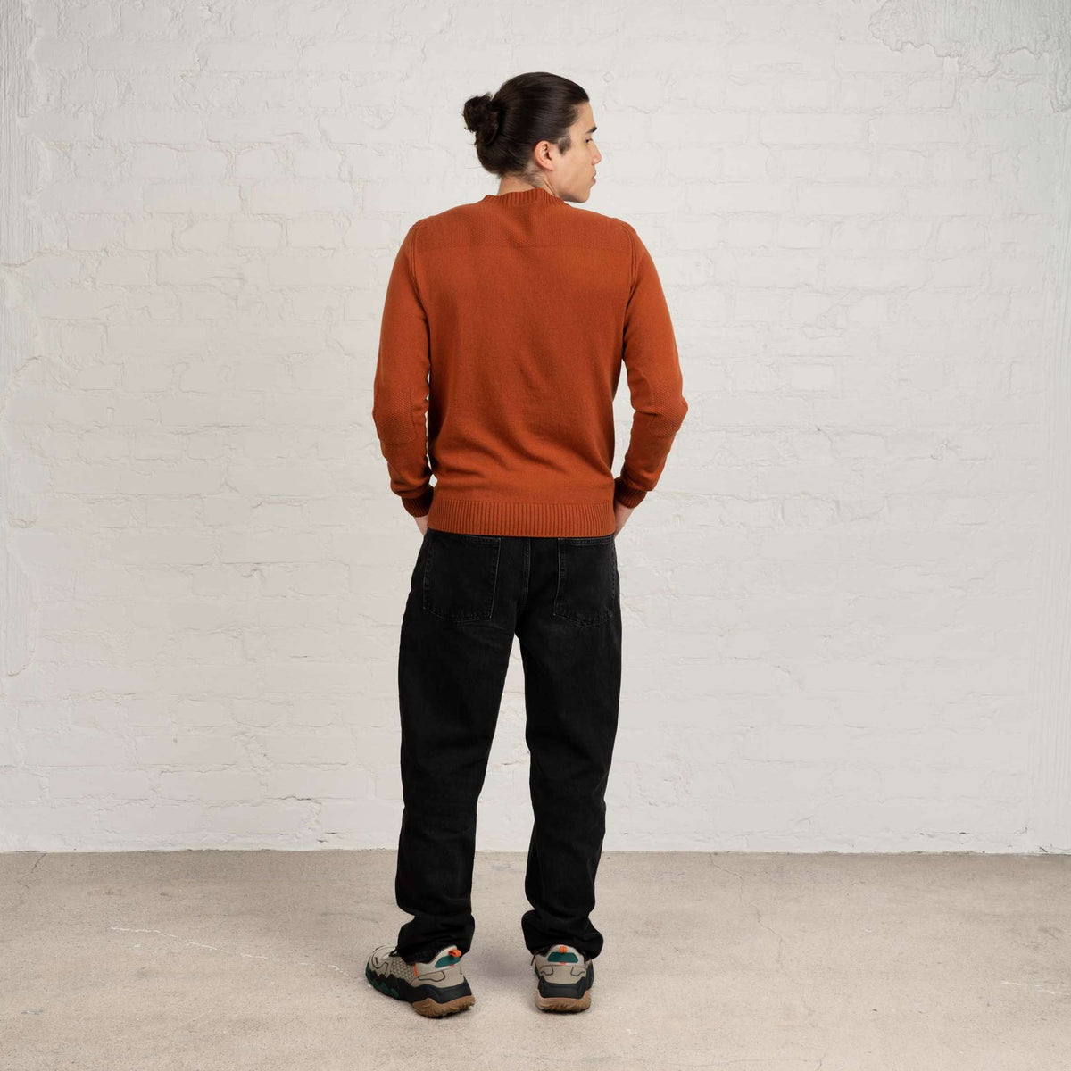 North Outdoor Kuru Herren Merinostrickpullover in der Farbe gebrannte Umbra, Mulesing-frei Merinowolle. Hergestellt in Finnland. - Das Model ist 185 cm groß und trägt Größe L