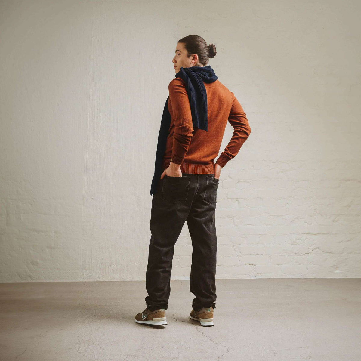 North Outdoor Kuru Herren Merinostrickpullover in der Farbe gebrannte Umbra, Mulesing-frei Merinowolle. Hergestellt in Finnland. - Das Model ist 185 cm groß und trägt Größe L