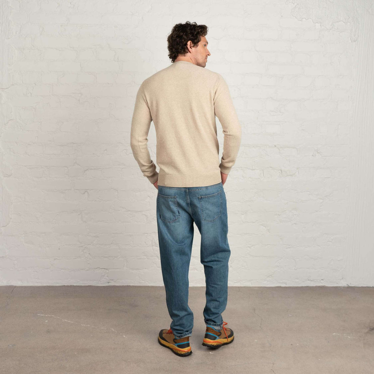 North Outdoor Kuru Pánské merino pletený svetr ve barvě mandlové, bez mulesingu merino vlna. Vyrobeno ve Finsku. - Model měří 191 cm a nosí velikost L