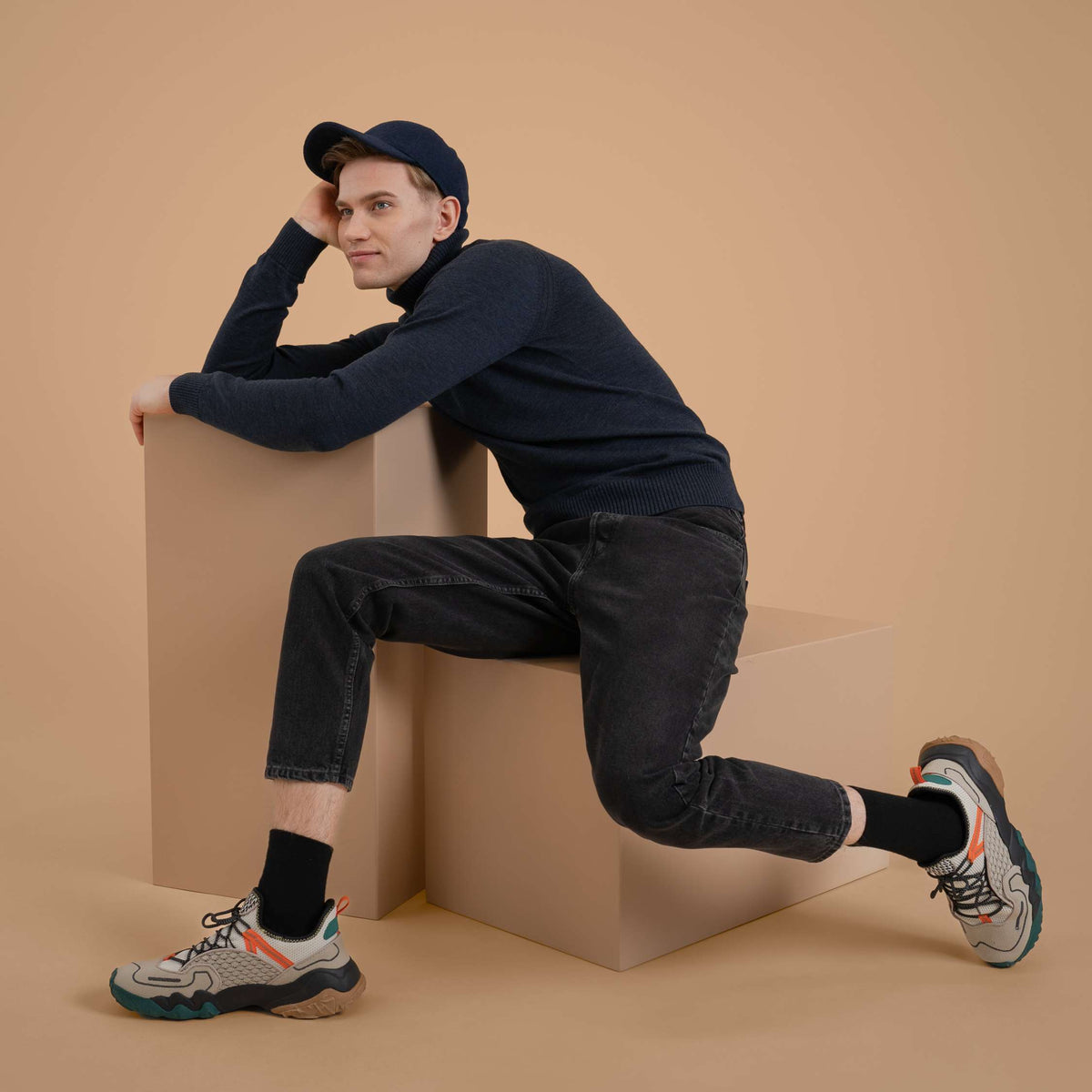 Modellen är 186 cm lång och bär storlek M
