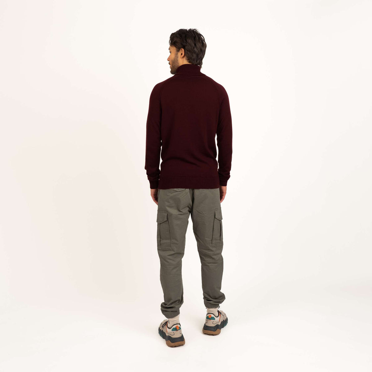 North Outdoor Halla stickad tröja för herr i bordeaux, mulesing-fri merinoull. Tillverkad i Finland - Modellen är 187 cm och bär storlek L