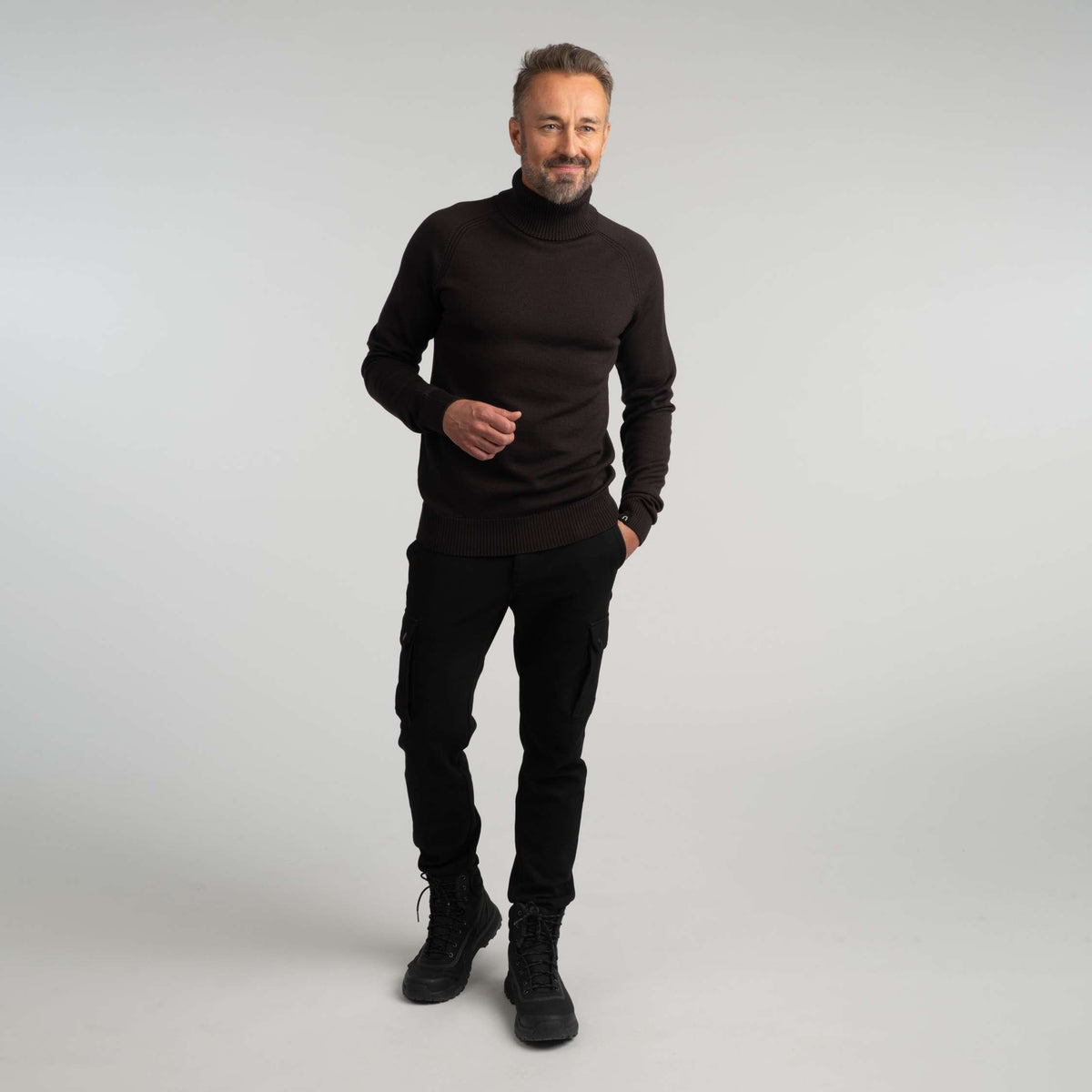 North Outdoor Halla miesten merinoneulepusero värissä tumma kaakao, mulesing-vapaa merinovilla. Valmistettu Suomessa. - Malli on 181 cm ja käyttää kokoa L