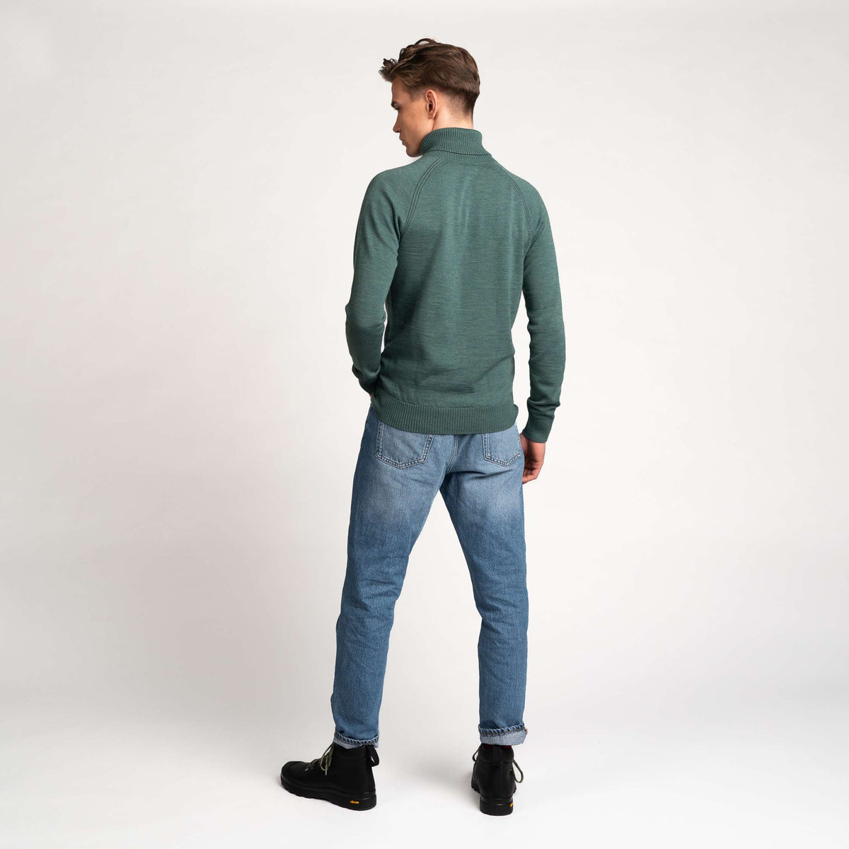 North Outdoor Halla Pánské merinový pletený svetr v barvě pistáciová, bez mulesingu merino vlna. Vyrobeno ve Finsku. - Model měří 186 cm a nosí velikost M