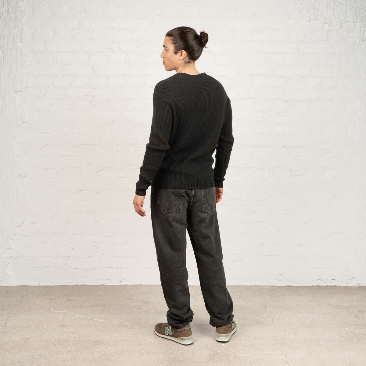 North Outdoor Kaakkuri Pánské merino svetr v barvě uhelně černé, bez mulesingu merino vlna. Vyrobeno ve Finsku. - Model měří 185 cm a nosí velikost L
