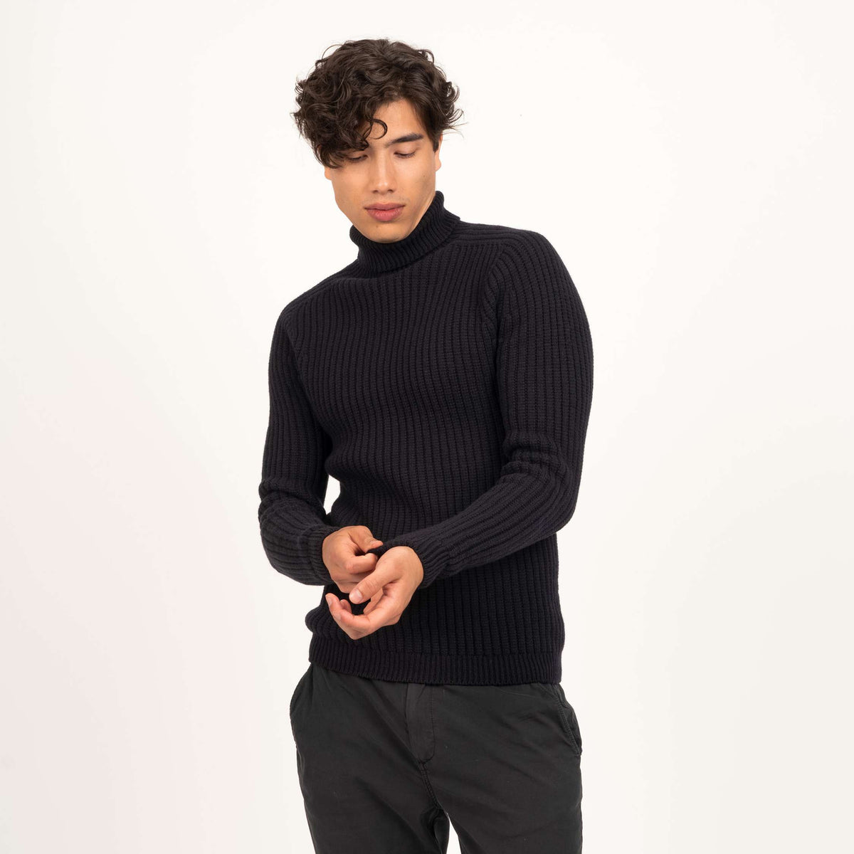 North Outdoor Hehku miesten merino poolopaita värissä hiilenmusta, mulesing-vapaa merinovilla. Valmistettu Suomessa. - Malli on 186 cm ja käyttää kokoa M