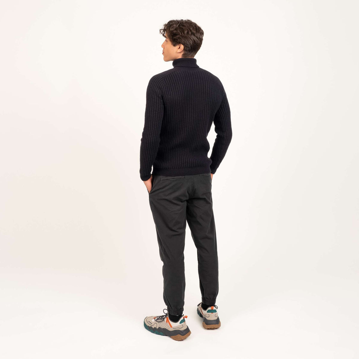 North Outdoor Hehku miesten merino poolopaita värissä hiilenmusta, mulesing-vapaa merinovilla. Valmistettu Suomessa. - Malli on 186 cm ja käyttää kokoa M