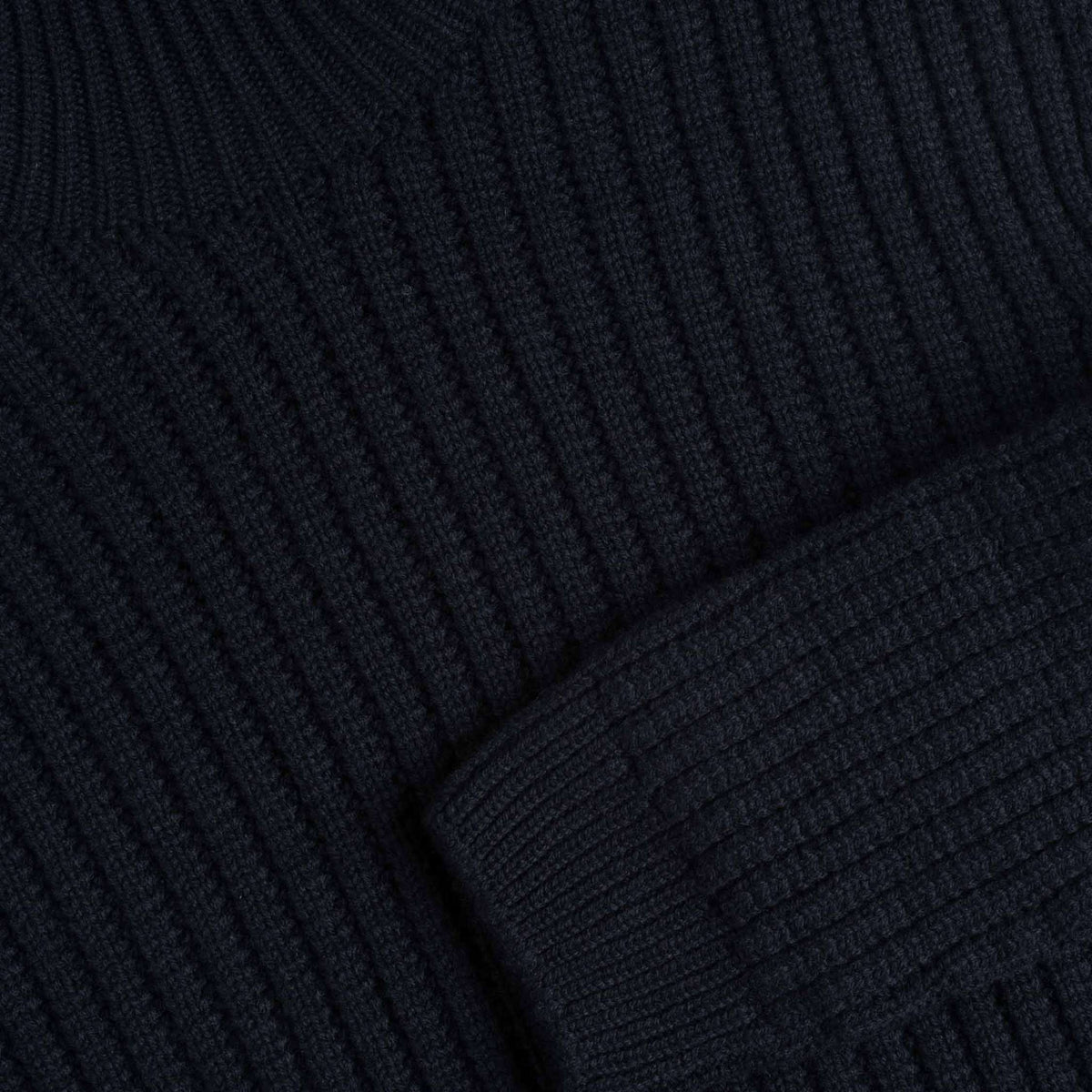 North Outdoor Hehku miesten merino poolopaita värissä hiilenmusta, mulesing-vapaa merinovilla. Valmistettu Suomessa. - 