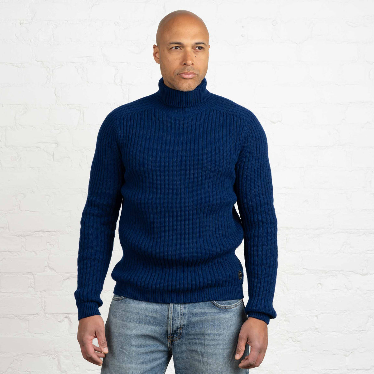 North Outdoor Hehku miesten merino poolopaita värissä syvänsininen, mulesing-vapaa merinovilla. Valmistettu Suomessa. - Malli on 187 cm ja käyttää kokoa XL