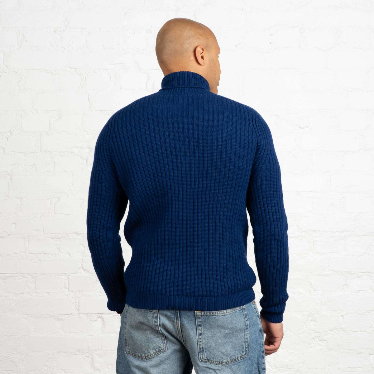 North Outdoor Hehku miesten merino poolopaita värissä syvänsininen, mulesing-vapaa merinovilla. Valmistettu Suomessa. - Malli on 187 cm ja käyttää kokoa XL