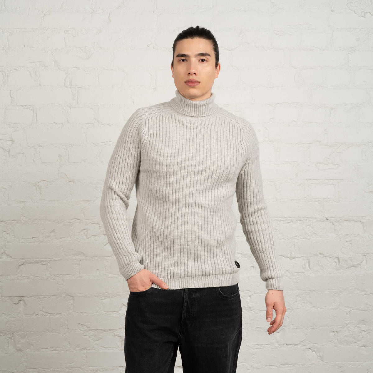 North Outdoor Hehku miesten merino poolopaita värissä puuronharmaa, mulesing-vapaa merinovilla. Valmistettu Suomessa. - Malli on 185 cm ja käyttää kokoa L