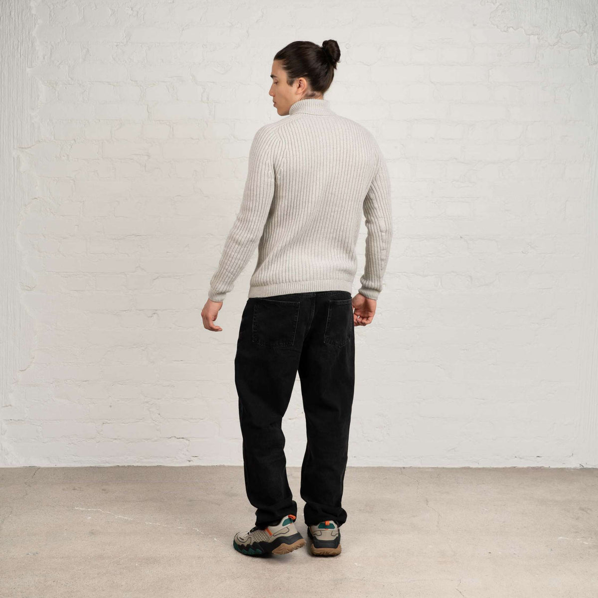North Outdoor Hehku miesten merino poolopaita värissä puuronharmaa, mulesing-vapaa merinovilla. Valmistettu Suomessa. - Malli on 185 cm ja käyttää kokoa L