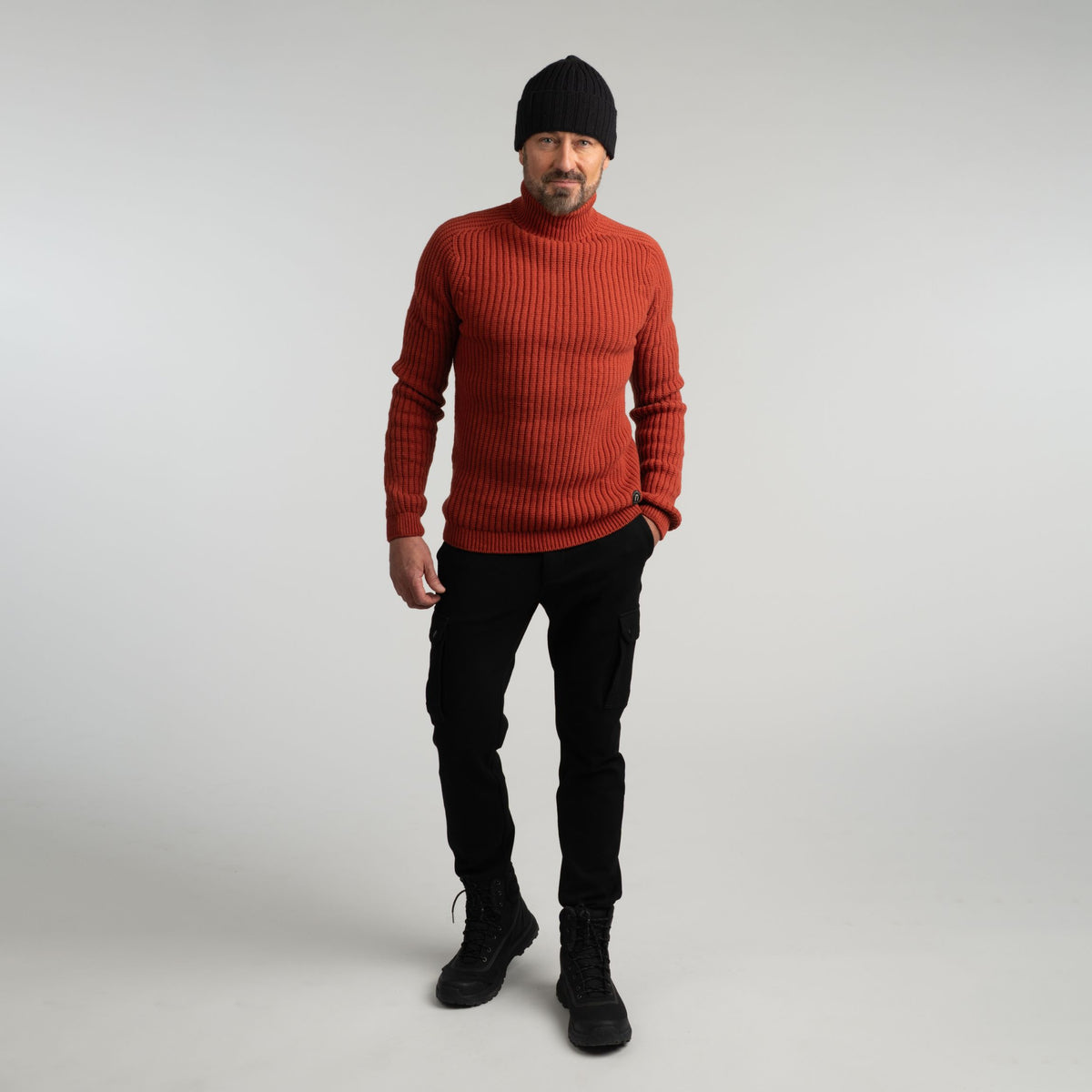 North Outdoor Hehku miesten merino poolopaita värissä terrakotta, mulesing-vapaa merinovilla. Valmistettu Suomessa. - Malli on 181 cm ja käyttää kokoa L