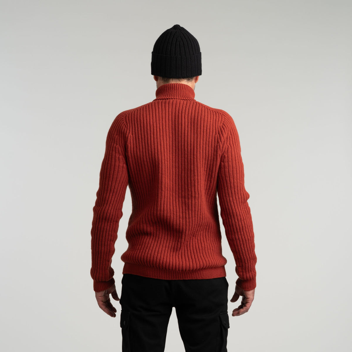 North Outdoor Hehku miesten merino poolopaita värissä terrakotta, mulesing-vapaa merinovilla. Valmistettu Suomessa. - Malli on 181 cm ja käyttää kokoa L