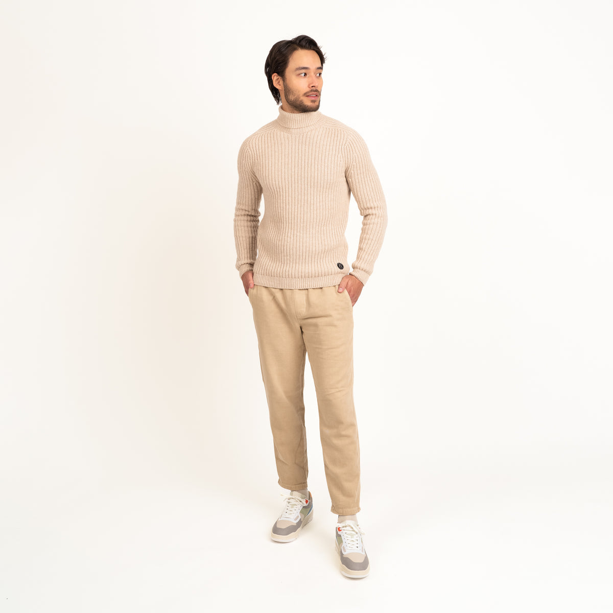 North Outdoor Hehku miesten merino poolopaita värissä manteli, mulesing-vapaa merinovilla. Valmistettu Suomessa. - Malli on 187 cm ja käyttää kokoa L