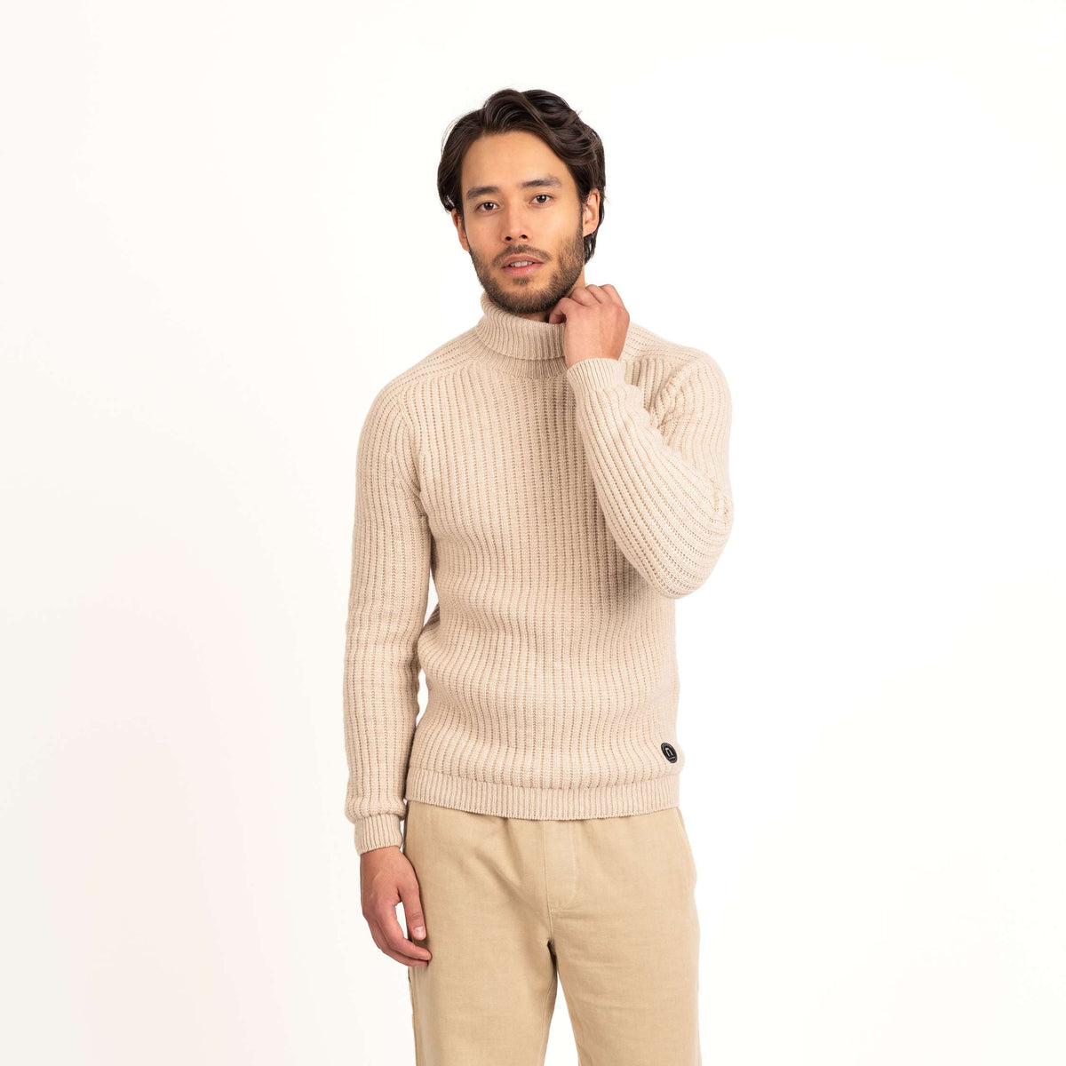 North Outdoor Hehku miesten merino poolopaita värissä manteli, mulesing-vapaa merinovilla. Valmistettu Suomessa. - Malli on 187 cm ja käyttää kokoa L